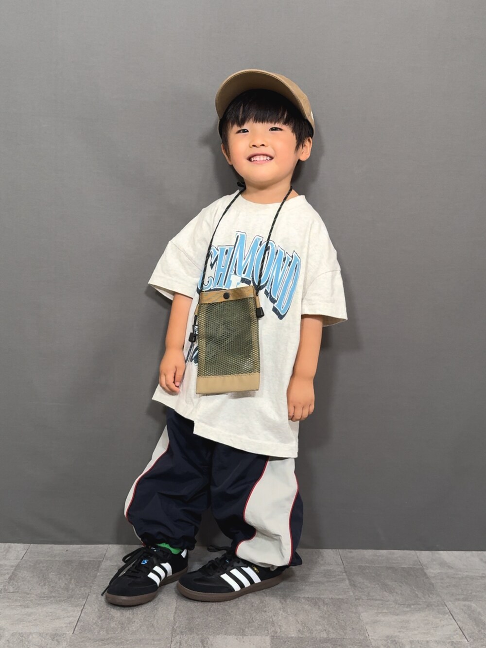 ホワイト系のTシャツ/カットソー、ブルー系のその他パンツ、ベージュ系のショルダーバッグを着用したキッズの夏コーディネートの4枚目の写真