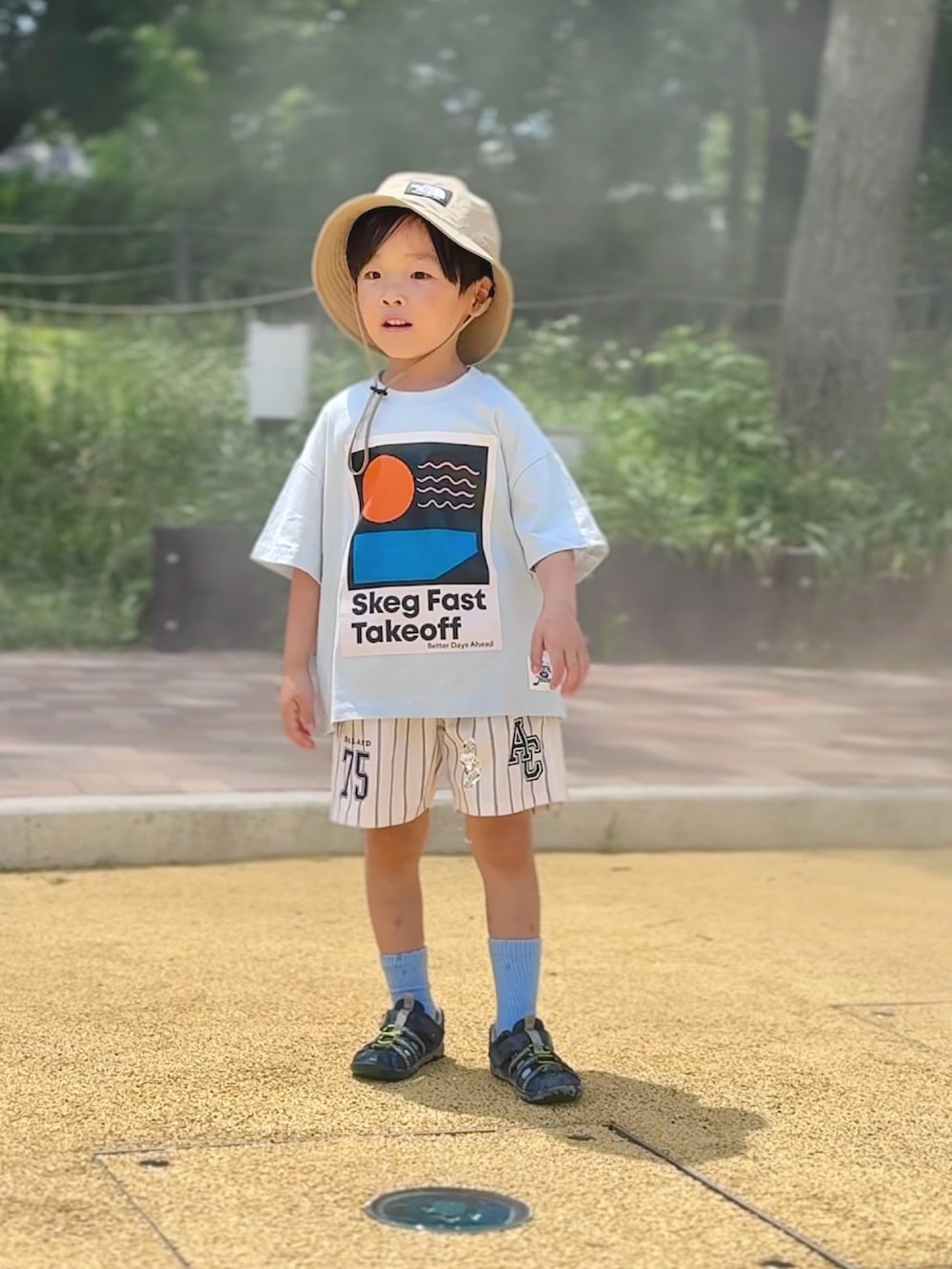 ブルー系のサンダル、ブルー系のTシャツ/カットソー、その他のその他パンツを着用したキッズの夏コーディネートの4枚目の写真
