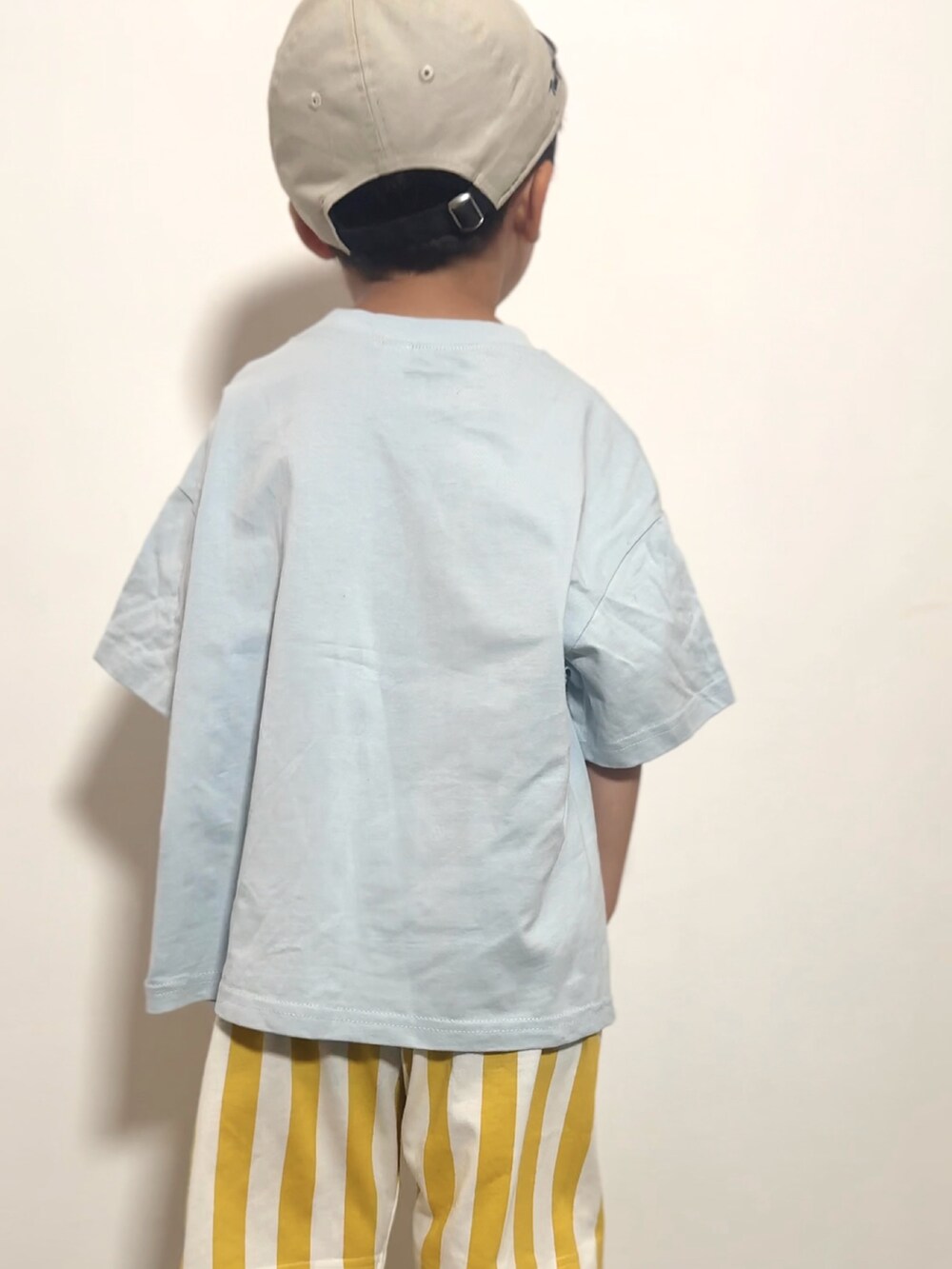 ブルー系のTシャツ/カットソー、ホワイト系のスニーカー、ホワイト系のルームウェア/パジャマを着用したキッズの夏コーディネートの4枚目の写真