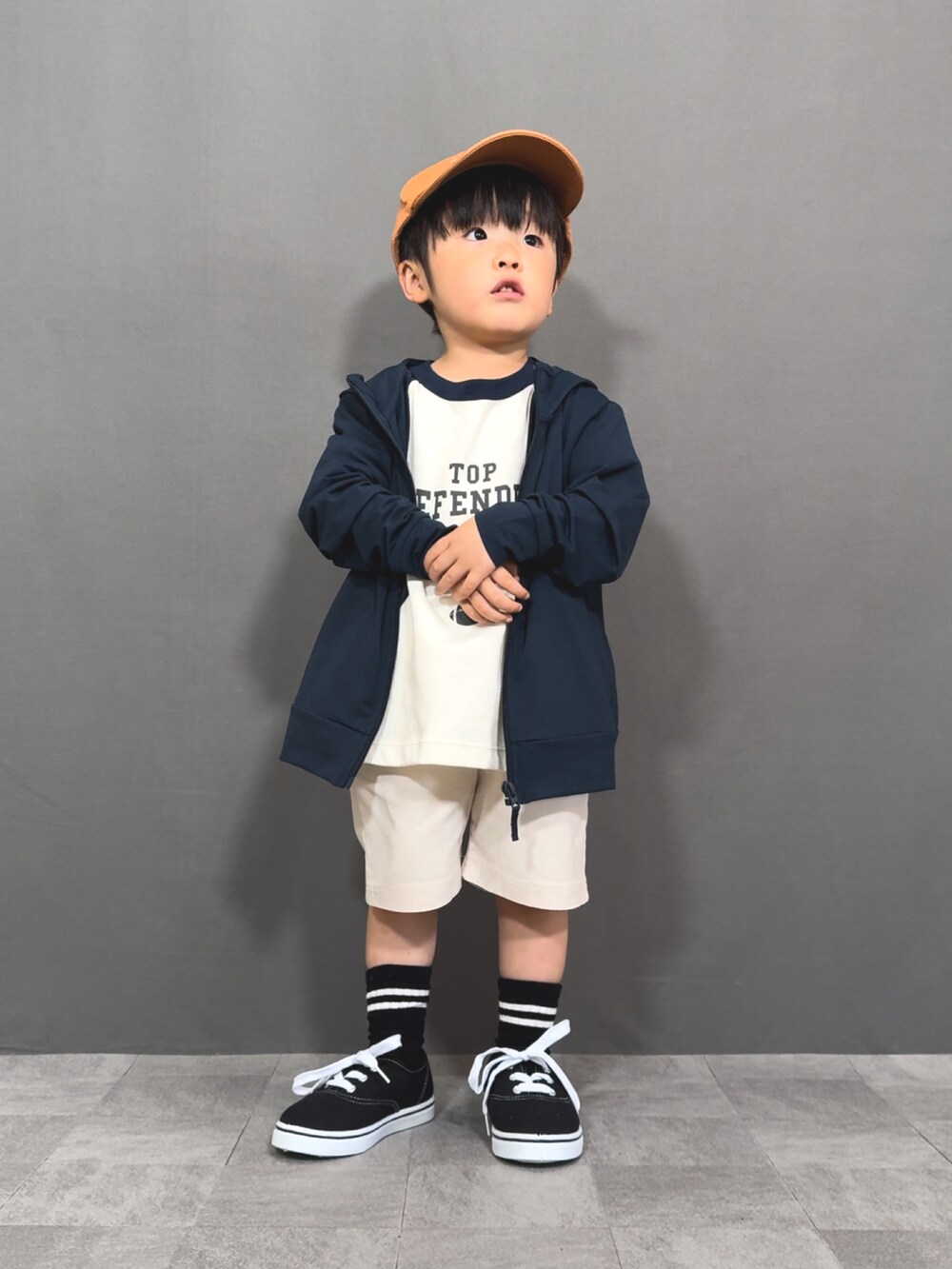 ブルー系のパーカー、ホワイト系のTシャツ/カットソー、ホワイト系のその他パンツを着用したキッズの春コーディネートの4枚目の写真