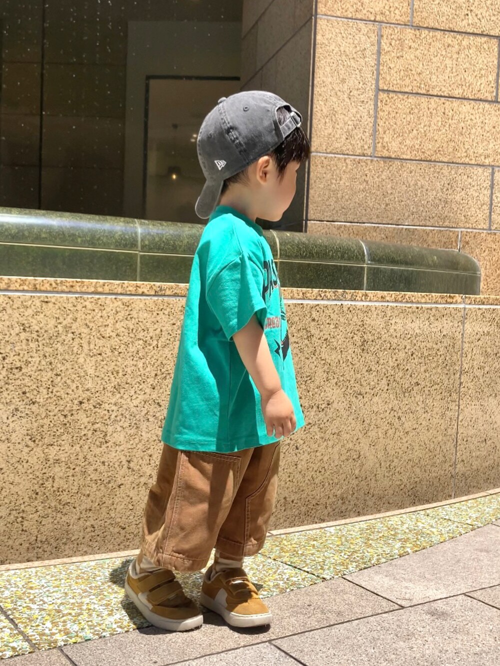グリーン系のTシャツ/カットソー、ブラウン系のその他パンツ、イエロー系のスニーカーを着用したキッズの夏コーディネートの5枚目の写真