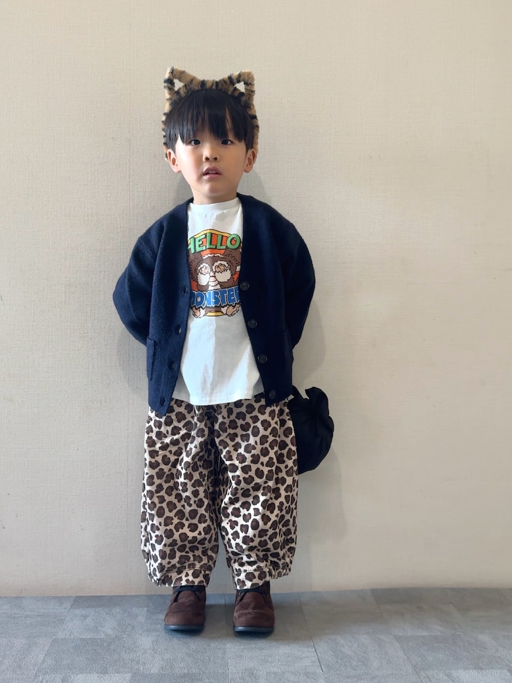 ホワイト系のTシャツ/カットソー、ベージュ系のその他パンツ、ブラウン系のブーツを着用したキッズの秋コーディネートの3枚目の写真