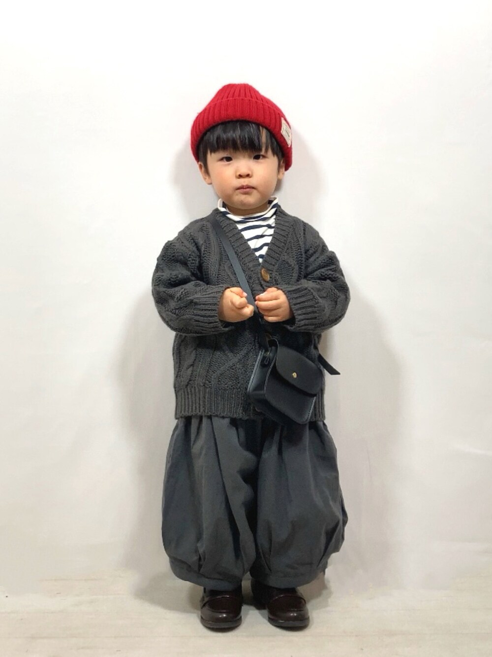 グレー系のカーディガン/ボレロ、ブルー系のTシャツ/カットソー、グレー系のその他パンツを着用したキッズの冬コーディネートの4枚目の写真