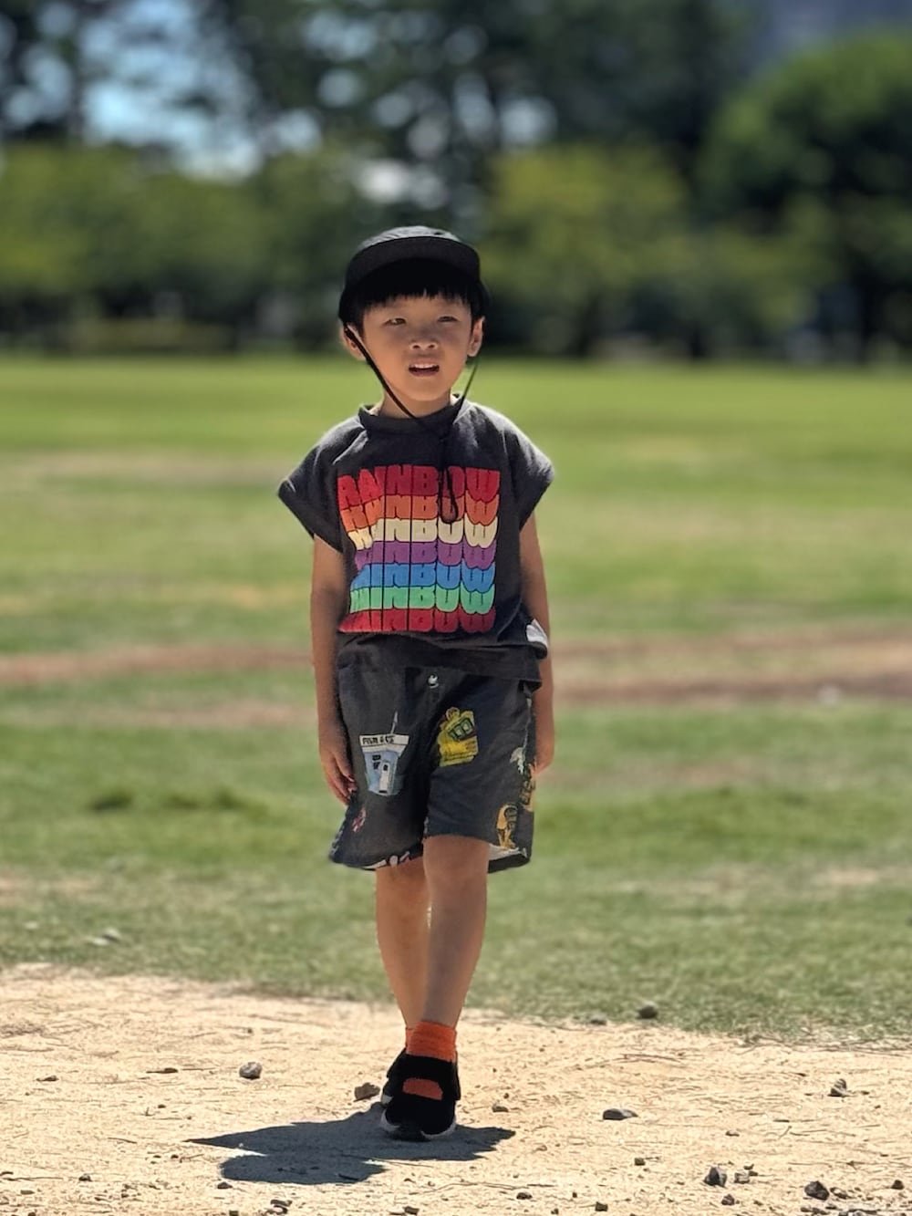 グレー系のTシャツ/カットソー、グレー系のその他パンツ、ブラック系のサンダルを着用したキッズの夏コーディネートの3枚目の写真