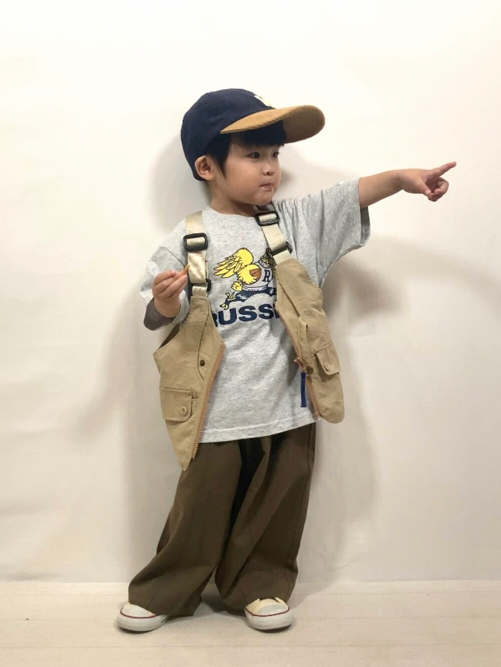 「レイヤードスタイル、ベスト、キャップ、ブラウン、ロゴT、ワイドパンツ、ストリート、コーデュロイ、スニーカー、古着MIX、カジュアルコーデ、秋服準備はじめました、スラックス、ベージュ、淡色コーデ」｜「BREEZEのユーティリティーベスト（ベスト、ベージュ系）」を使った、YU⭐︎さん（キッズ・90cm）の夏コーディネートの5枚目の写真