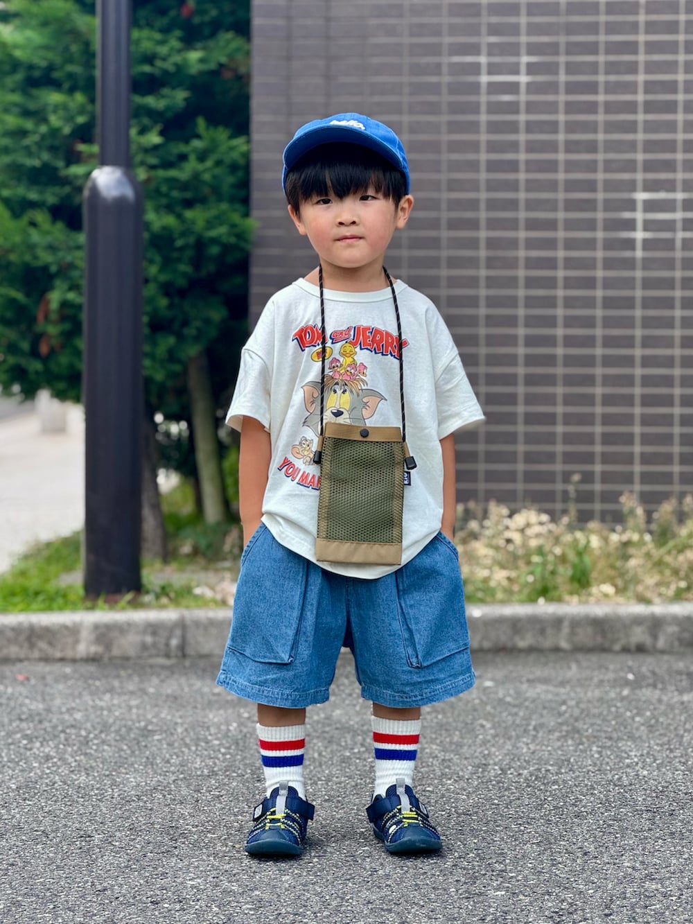 「夏コーデ、サンダル、お出かけコーデ、デニム、ハーフパンツ、プチプラ、ショルダーバッグ、フェススタイル、アウトドアスタイル、休日スタイル、テーマパークコーデ、カラーコーデ、夏ルックで気分アップ、ロゴT、白Tシャツ」｜「IFMEのKIDS｜IFME 両ベルトウォーターシューズ（サンダル、ブルー系）」を使った、YU⭐︎さん（キッズ・100cm）の夏コーディネートの3枚目の写真