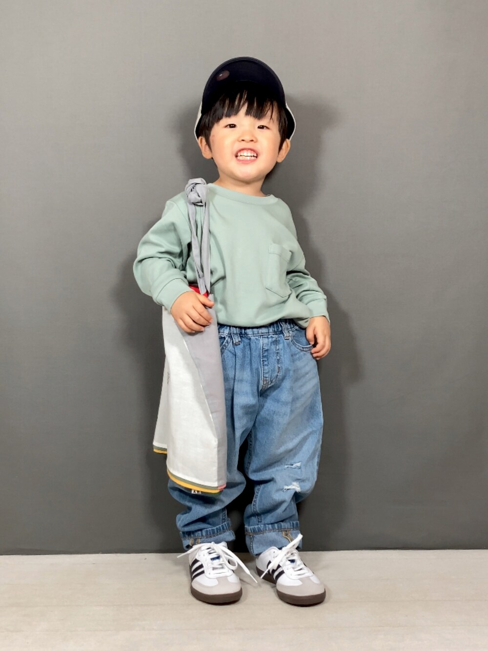 「淡色コーデ、シンプルコーデ、カジュアルコーデ、スポーツミックス、スニーカー、キャップ、トートバッグ、デニム、春コーデ、春色、お出かけコーデ、休日スタイル、春のNewスタイル、ストリート」｜「UNIQLOのアイテム（Tシャツ/カットソー、グリーン系）」を使った、YU⭐︎さん（キッズ・90cm）の春コーディネートの3枚目の写真