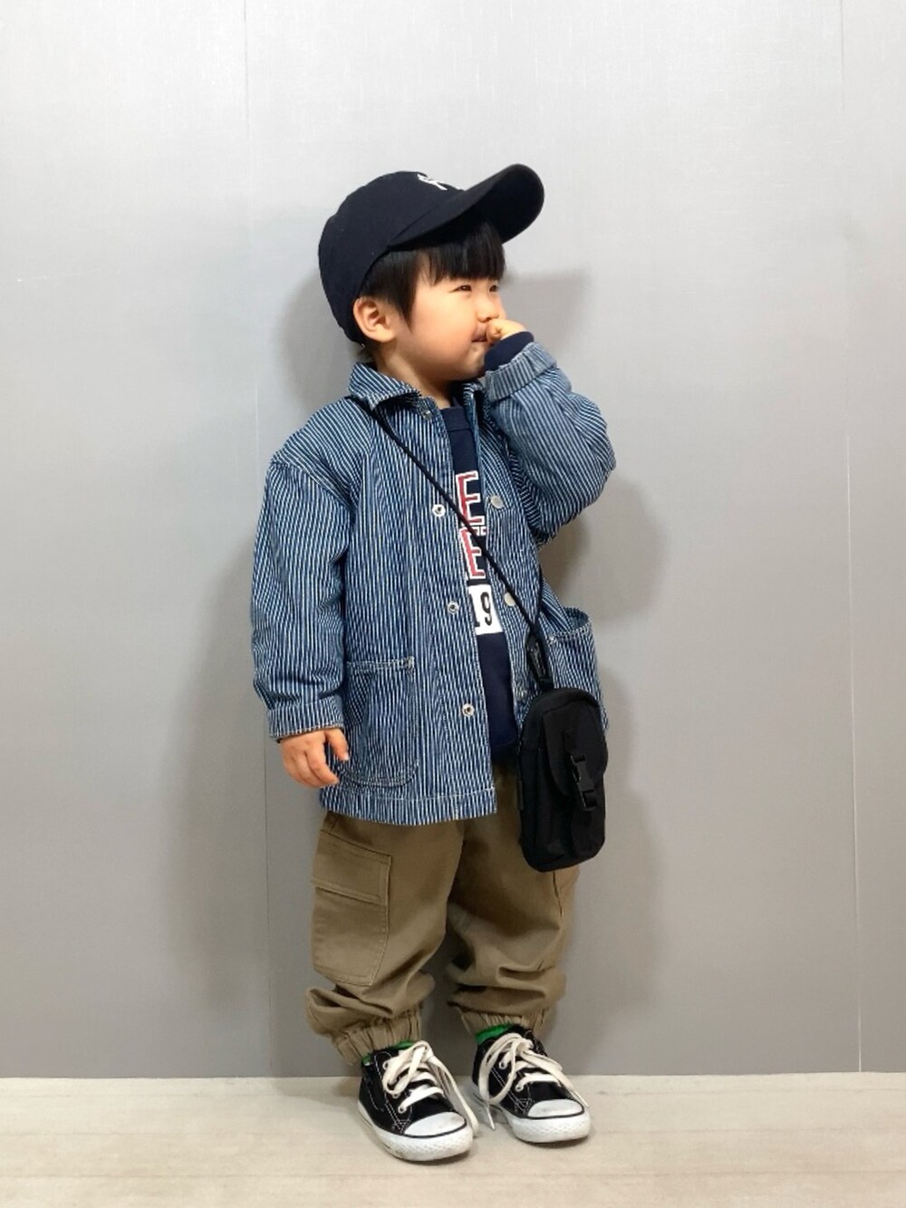 ブルー系のジャケット/アウター、ブルー系のスウェット、ベージュ系のパンツを着用したキッズの冬コーディネートの5枚目の写真