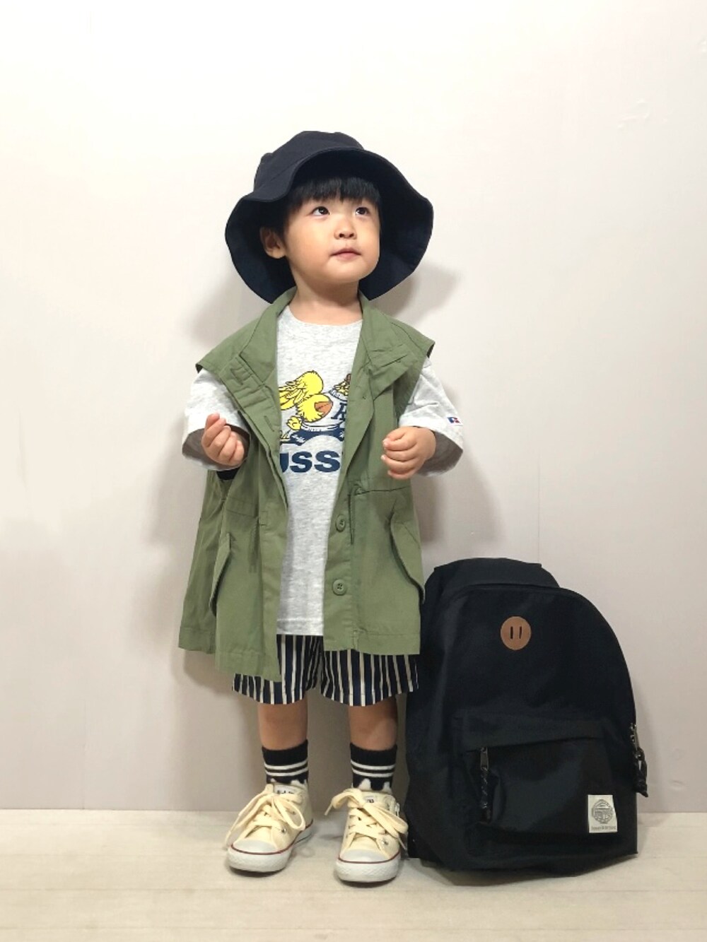 グレー系のTシャツ/カットソー、グリーン系のベスト、ブルー系のその他パンツを着用したキッズの夏コーディネートの4枚目の写真