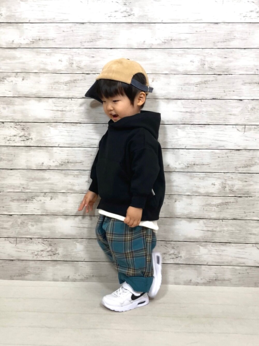 ブラック系のスウェット、ホワイト系のTシャツ/カットソー、グリーン系のパンツを着用したキッズの秋コーディネートの2枚目の写真