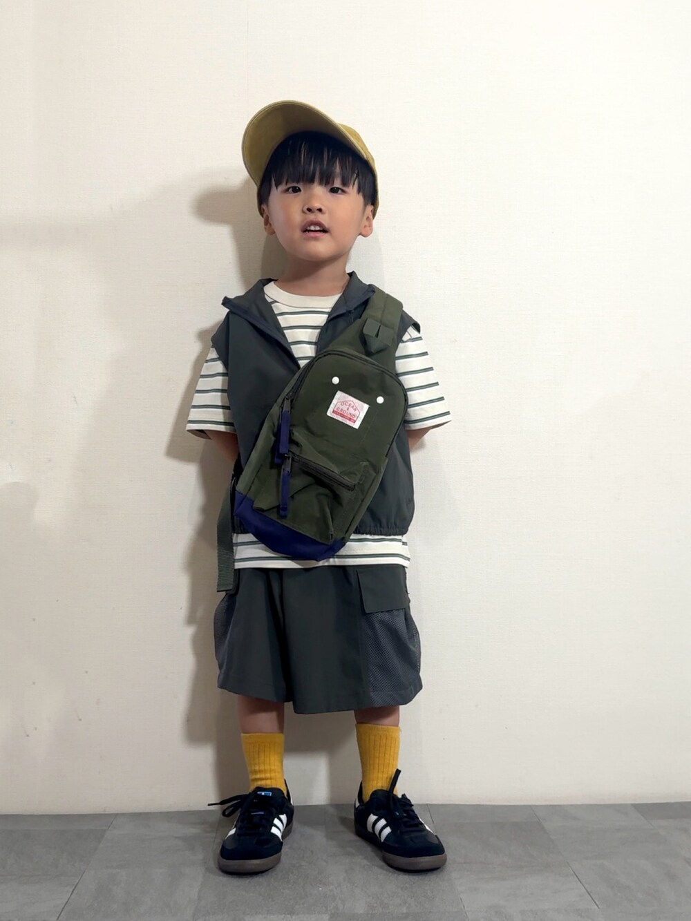 グレー系のベスト、グレー系のその他パンツ、ブラック系のスニーカーを着用したキッズの夏コーディネートの2枚目の写真