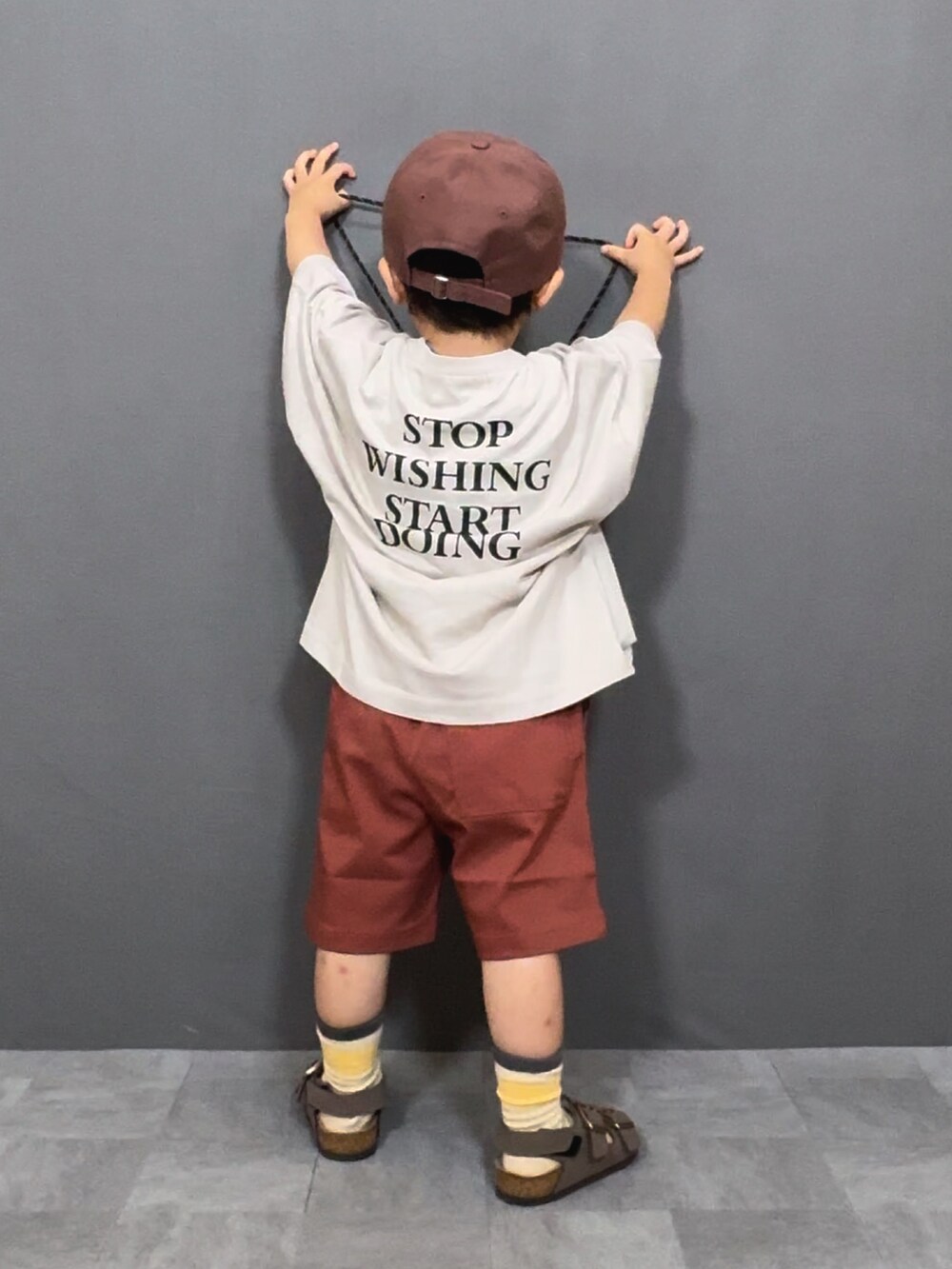 ベージュ系のTシャツ/カットソー、ブラウン系のその他パンツ、ベージュ系のショルダーバッグを着用したキッズの夏コーディネートの5枚目の写真