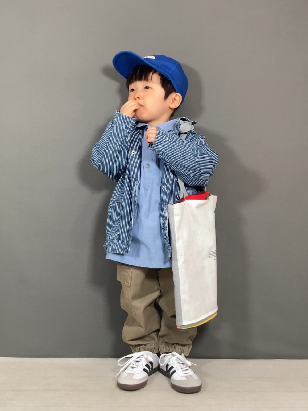 ブルー系のジャケット/アウター、ブルー系のシャツ/ブラウス、ベージュ系のパンツを着用したキッズの春コーディネートの5枚目の写真