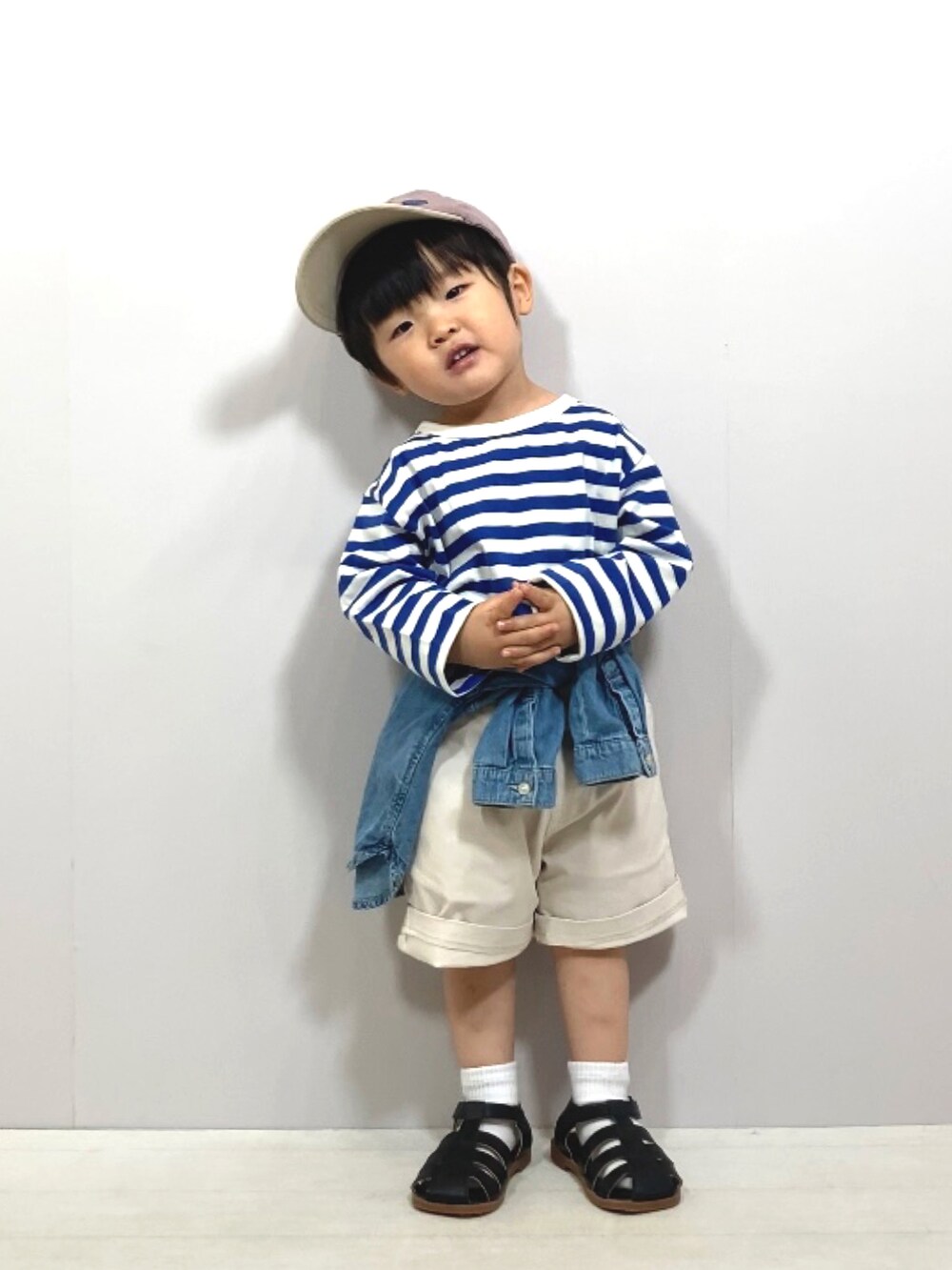 「ボーダー、ロンT、キャップ、シャツスタイル、ショートパンツ、プチプラ、休日スタイル、カジュアルコーデ、デニム、春夏コーデ、初夏コーデ、グルカサンダル、シンプルコーデ、レイヤードスタイル、ハーフパンツ」｜「Life Support ProductsのボーダーロンT（80～150cm）（Tシャツ/カットソー、ブルー系）」を使った、YU⭐︎さん（キッズ・90cm）の春コーディネートの3枚目の写真