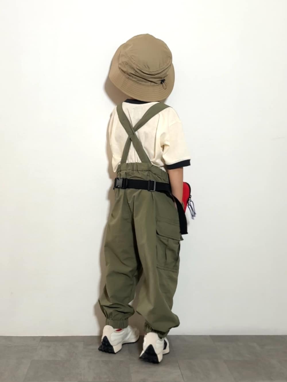 ホワイト系のTシャツ/カットソー、レッド系のボディバッグ/ウエストポーチ、ホワイト系のスニーカーを着用したキッズの春コーディネートの4枚目の写真