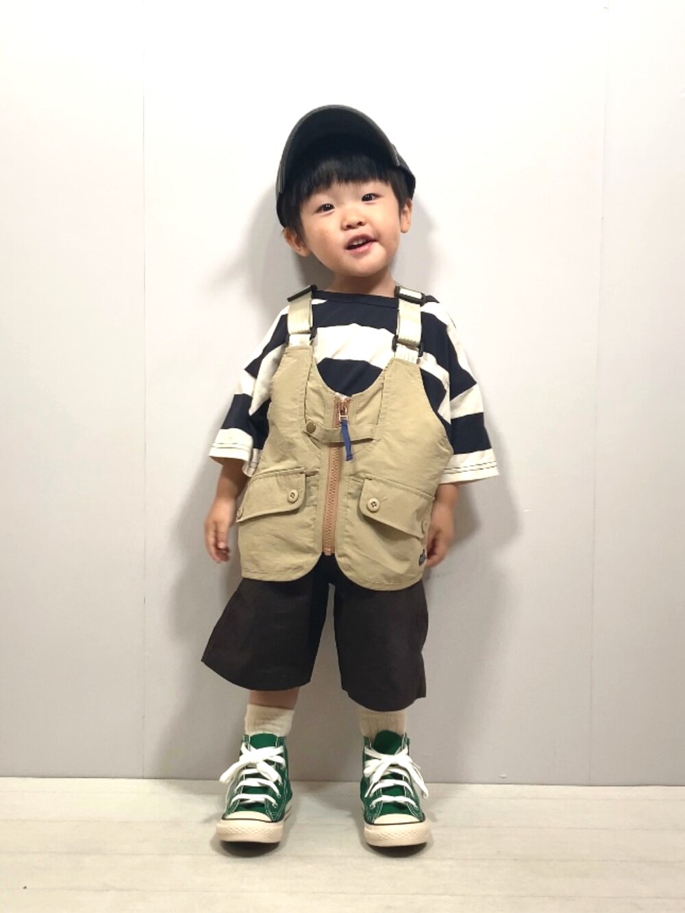 ベージュ系のベスト、グレー系のTシャツ/カットソー、ブラック系のその他パンツを着用したキッズの夏コーディネートの3枚目の写真