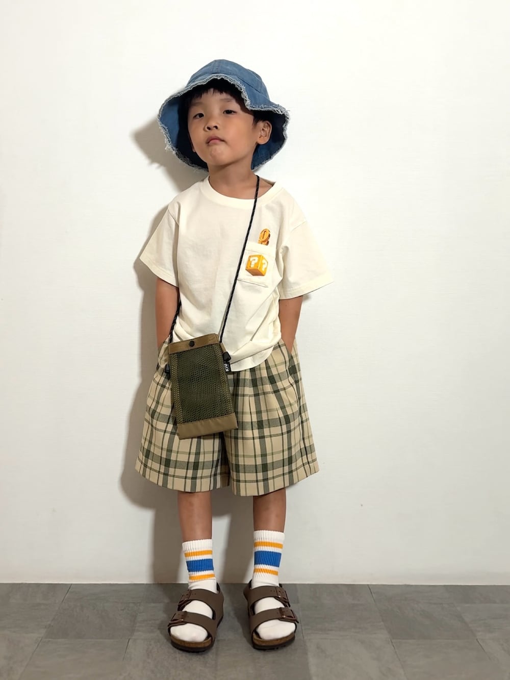 グリーン系のその他パンツ、ブラウン系のサンダル、ベージュ系のショルダーバッグを着用したキッズの夏コーディネートの2枚目の写真