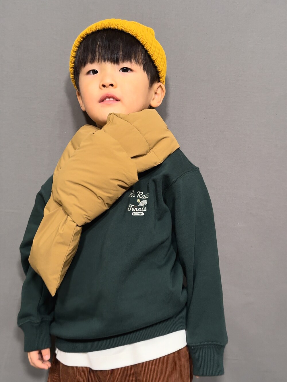 グリーン系のスウェット、グリーン系のTシャツ/カットソー、ブラウン系のパンツを着用したキッズの秋コーディネートの5枚目の写真