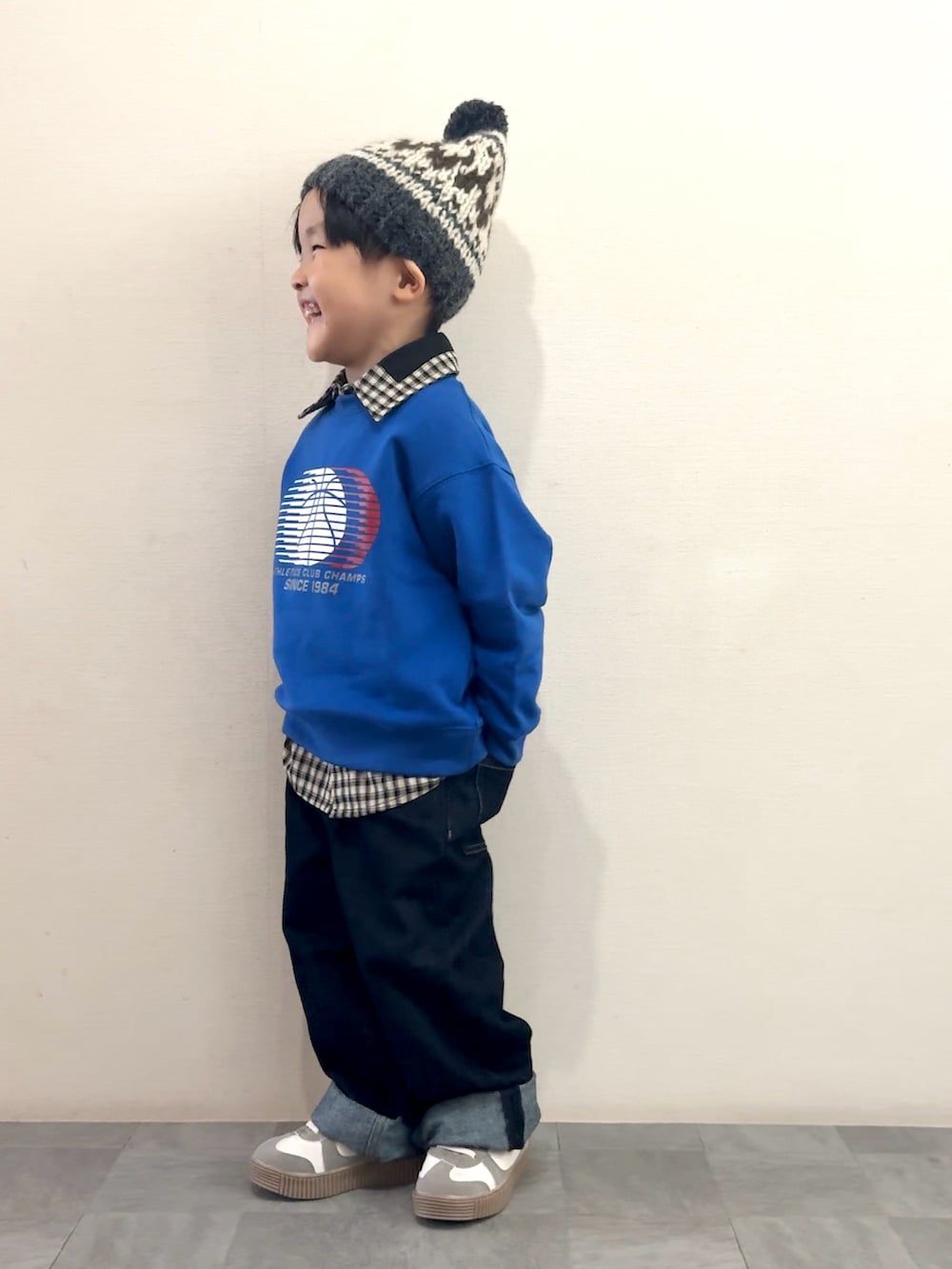 ブラック系のシャツ/ブラウス、ブルー系のスウェット、ブルー系のデニムパンツを着用したキッズの秋コーディネートの2枚目の写真