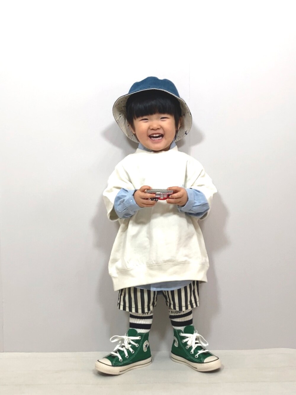 ホワイト系のTシャツ/カットソー、ブルー系のシャツ/ブラウス、ブラック系のその他パンツを着用したキッズの春コーディネートの2枚目の写真