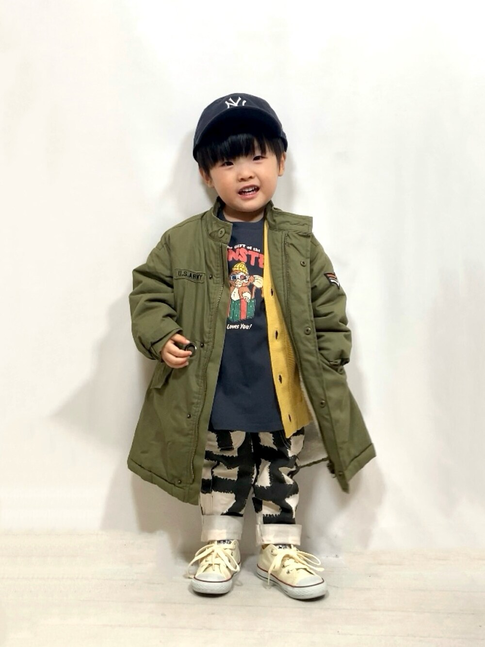 グリーン系のジャケット/アウター、イエロー系のカーディガン/ボレロ、グレー系のトップスを着用したキッズの冬コーディネートの3枚目の写真