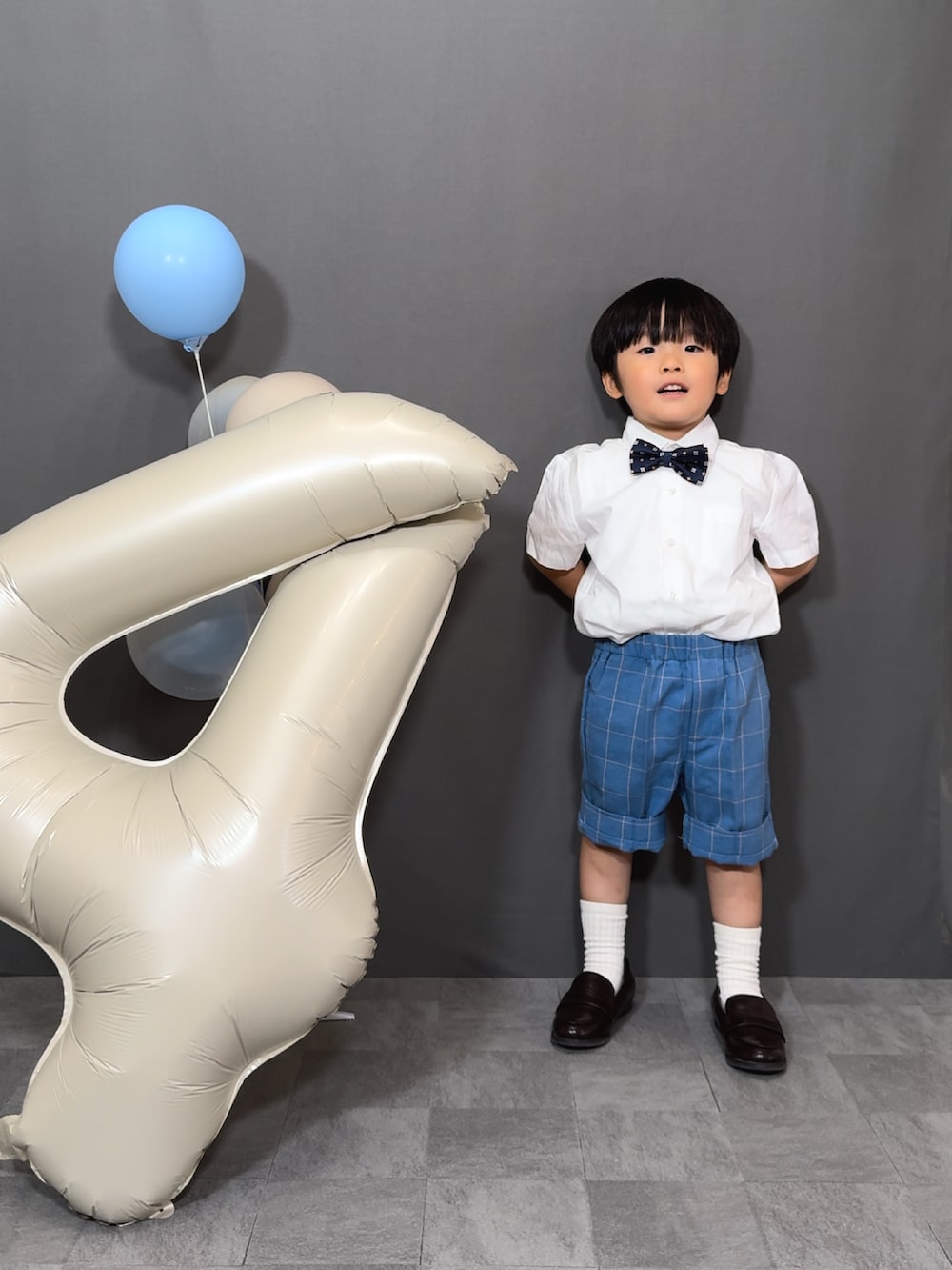 「セットアップ、チェック、シャツスタイル、オケージョン、ローファー、誕生日、ハーフパンツ」｜「DAY CLOSETのキッズスーツ 半袖シャツ+サスペンダー+ネクタイ+チェック柄パンツ シャツ 4点セット（セットアップ、ブルー系）」を使った、YU⭐︎さん（キッズ・90cm）の夏コーディネートの2枚目の写真