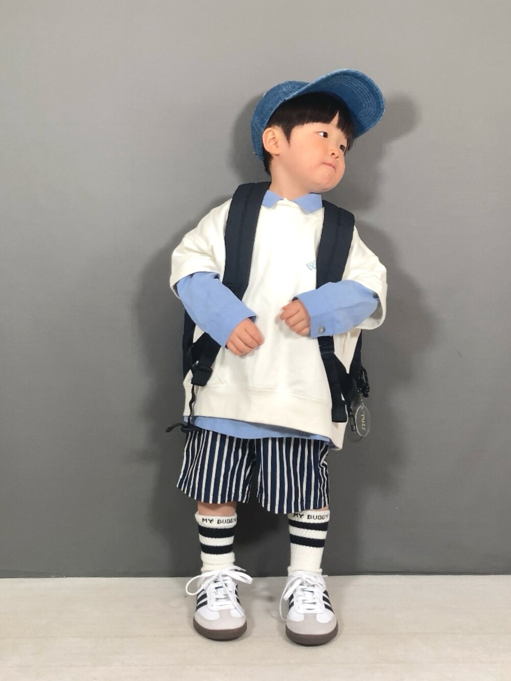 ホワイト系のTシャツ/カットソー、ブルー系のシャツ/ブラウス、ブルー系のその他パンツを着用したキッズの春コーディネートの4枚目の写真