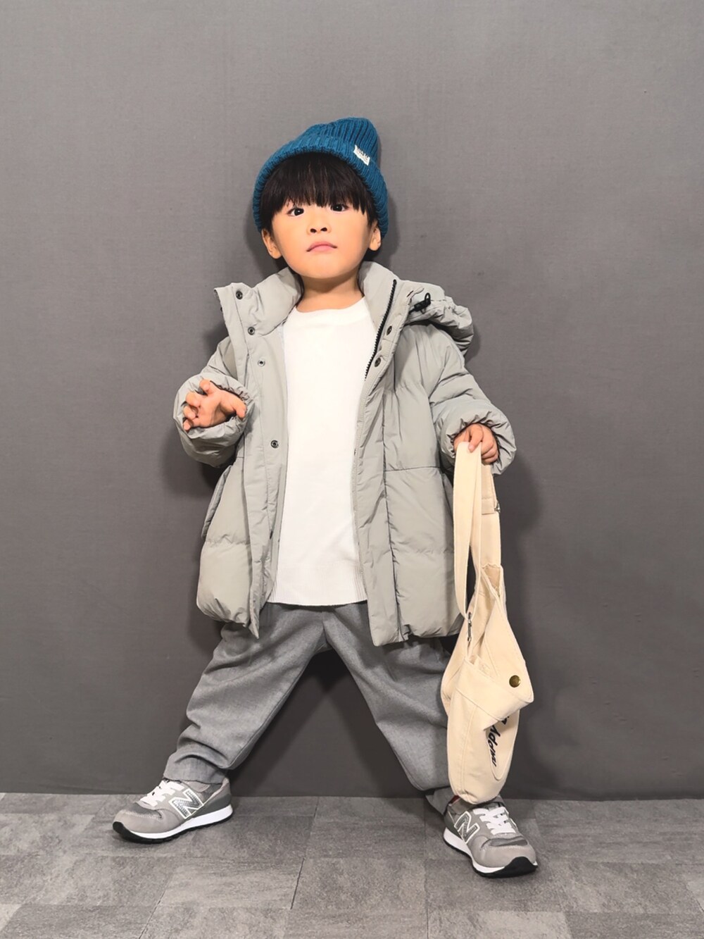 「ロングコート、冬コーデ、ショルダーバッグ、ニット、淡色コーデ、ニット帽、スニーカー、スポーツミックス、きれいめカジュアル、レイヤードスタイル、お出かけコーデ、冬アウター、プチプラ」｜「LOWRYS FARMのエアサーマルフードブルゾン　 906772（ブルゾン、グリーン系）」を使った、YU⭐︎さん（キッズ・90cm）の秋コーディネートの4枚目の写真