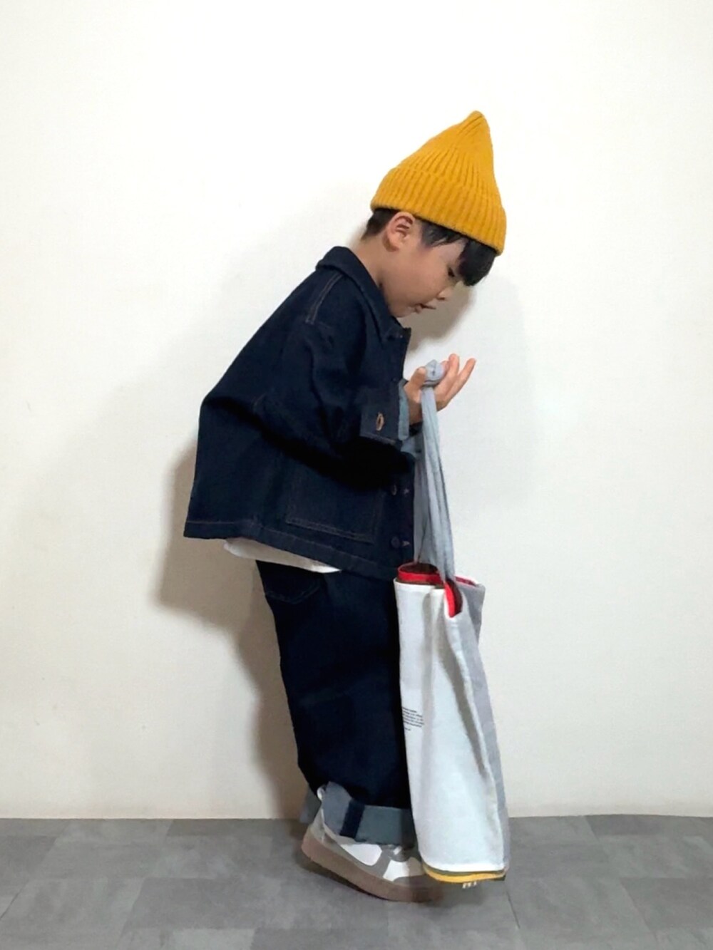 イエロー系のTシャツ/カットソー、ブルー系のデニムジャケット、ブルー系のデニムパンツを着用したキッズの秋コーディネートの5枚目の写真