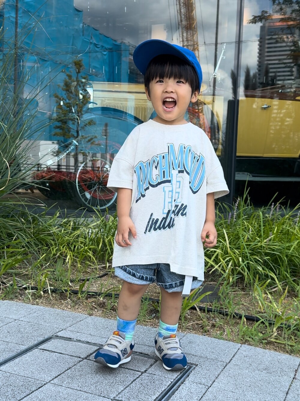 ホワイト系のTシャツ/カットソー、ブルー系のデニムパンツ、その他のスニーカーを着用したキッズの夏コーディネートの2枚目の写真