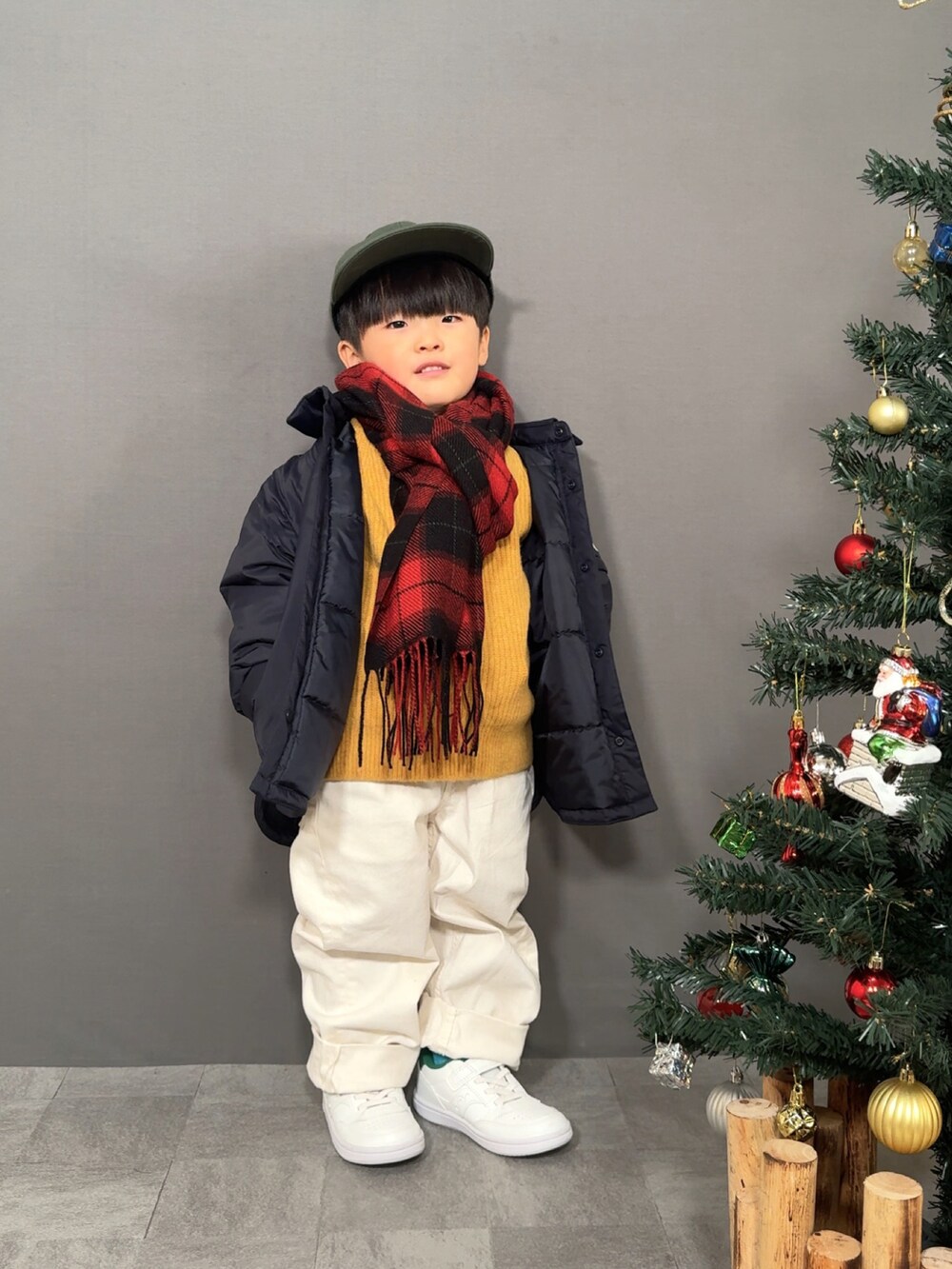 ブルー系のジャケット/アウター、イエロー系のニット/セーター、ホワイト系のパンツを着用したキッズの冬コーディネートの4枚目の写真