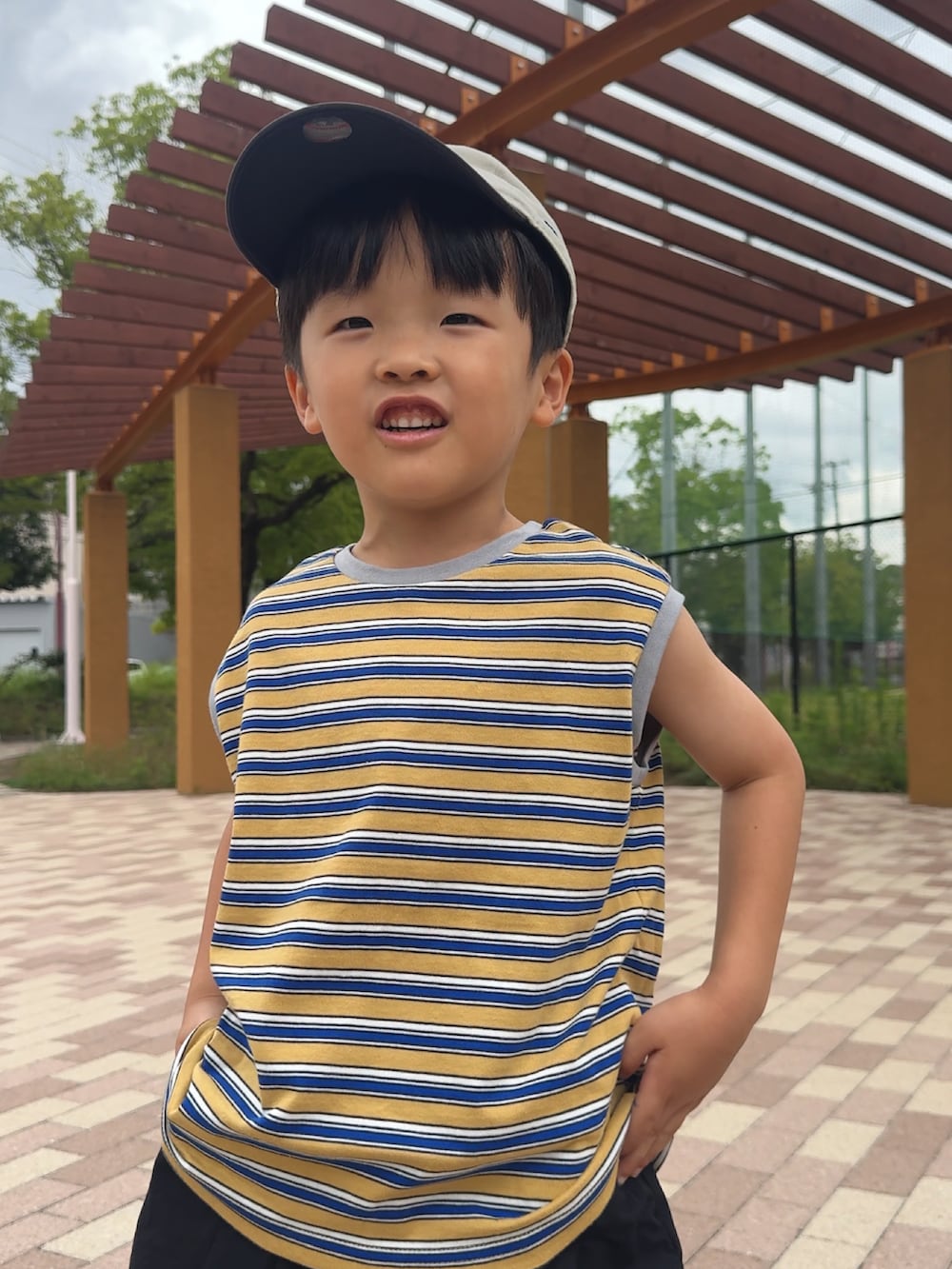 ブラック系のその他パンツ、イエロー系のタンクトップ、ブラック系のサンダルを着用したキッズの夏コーディネートの4枚目の写真