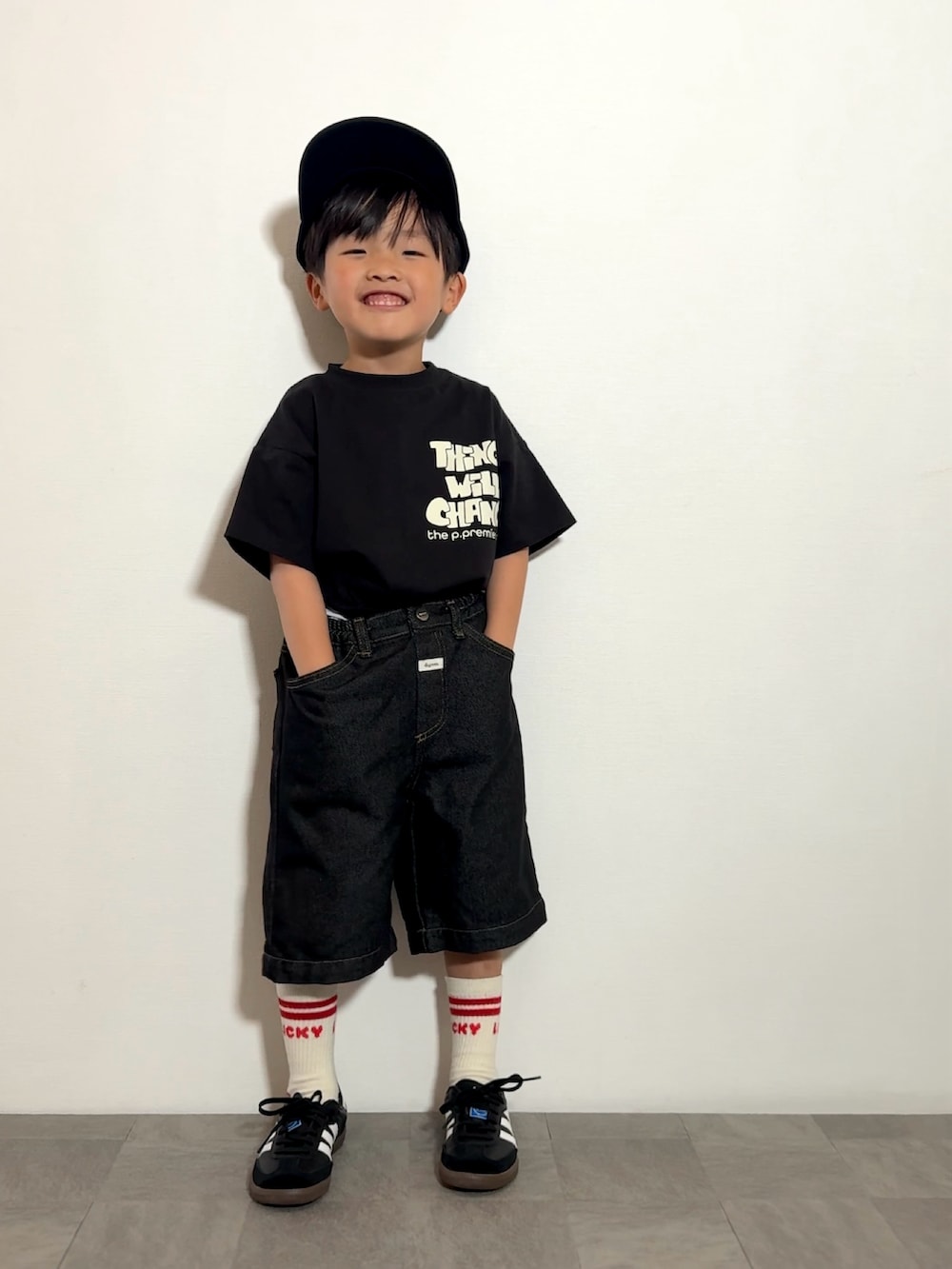 ブラック系のスニーカー、ブラック系のTシャツ/カットソー、ブラック系のデニムパンツを着用したキッズの夏コーディネートの2枚目の写真