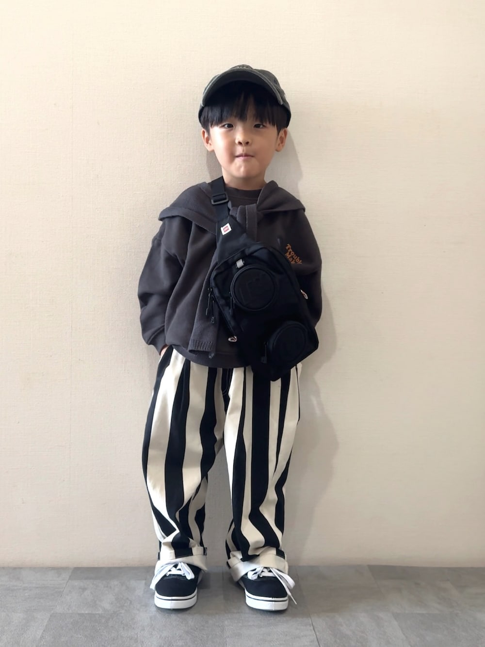 その他のその他パンツ、ブラック系のスニーカー、グレー系のスウェットを着用したキッズの秋コーディネートの2枚目の写真