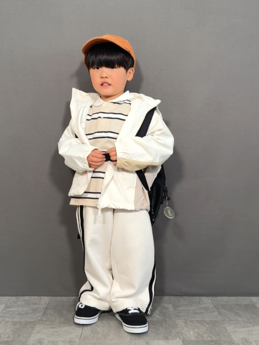 「シャツスタイル、春アウター、キャップ、スニーカー、トラックパンツ、春コーデ、休日スタイル、春色、レイヤードスタイル、パーカー、モノトーン、ワイドパンツ、スウェットパンツ、ボーダー」｜「UNIQLOのアイテム（ジャケット/アウター、ホワイト系）」を使った、YU⭐︎さん（キッズ・100cm）の春コーディネートの3枚目の写真