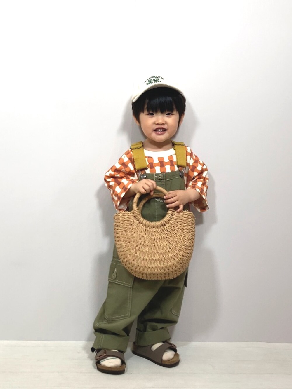 その他のTシャツ/カットソー、グリーン系のサロペット/オーバーオール、ブラウン系のサンダルを着用したキッズの春コーディネートの2枚目の写真