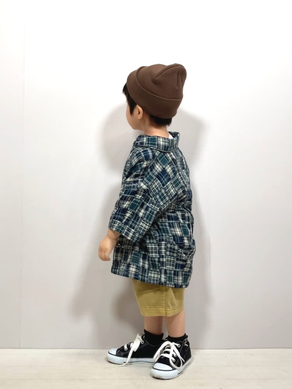 「シャツスタイル、チェック、ハーフパンツ、スニーカー、レイヤードスタイル、ビッグシルエット、夏コーデ、休日スタイル、カジュアル、ストリート、お出かけコーデ、プチプラ、韓国子供服、カジュアルコーデ、柄シャツ」｜「Birthdayのアイテム（シャツ/ブラウス、ブルー系）」を使った、YU⭐︎さん（キッズ・90cm）の夏コーディネートの5枚目の写真