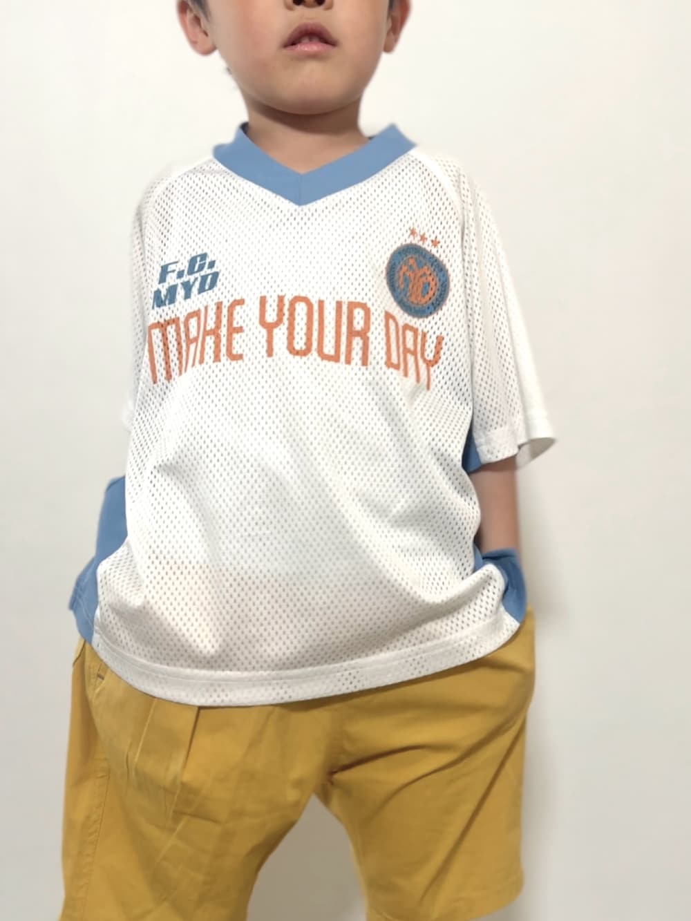 イエロー系のその他パンツ、ホワイト系のスニーカー、オレンジ系のソックス/靴下を着用したキッズの春コーディネートの4枚目の写真