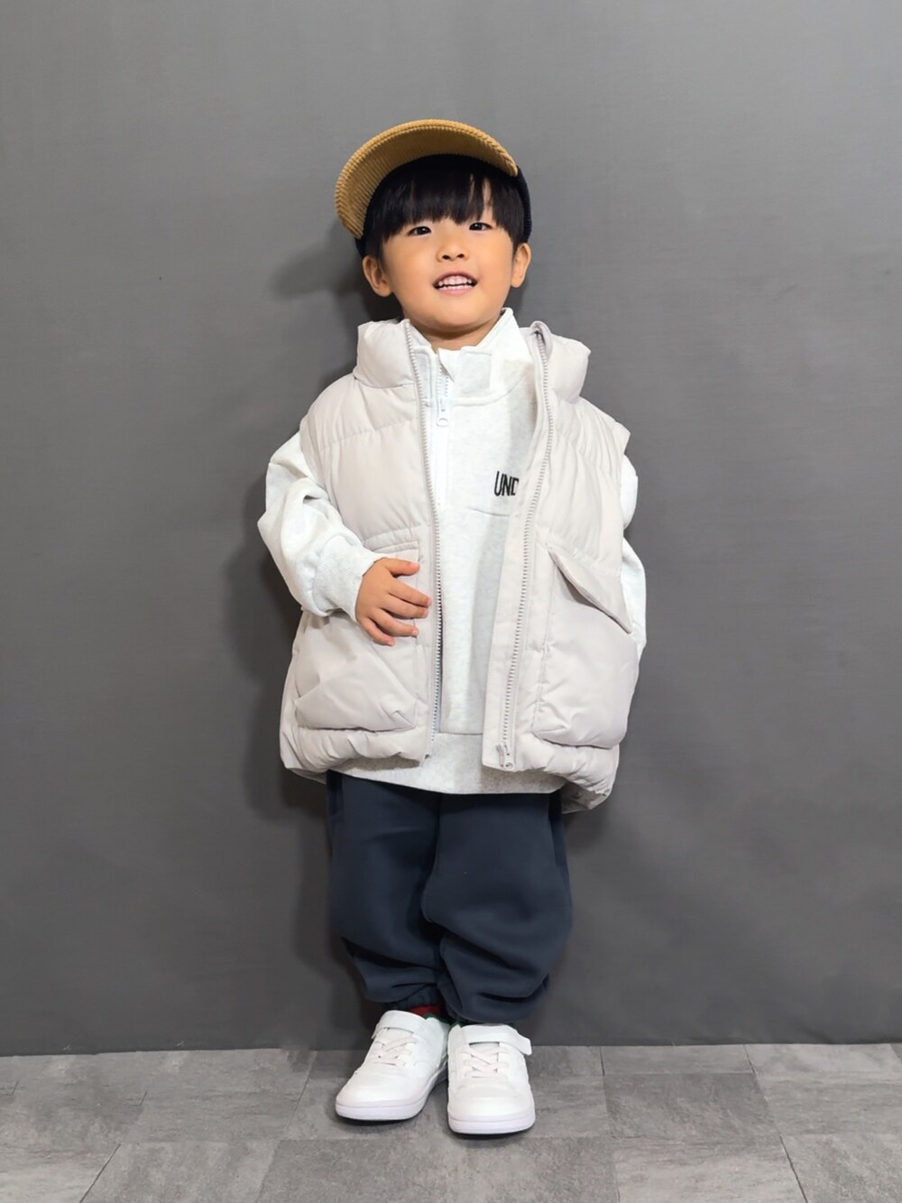 ホワイト系のジャケット/アウター、ホワイト系のスウェット、ブルー系のスウェットパンツを着用したキッズの秋コーディネートの3枚目の写真