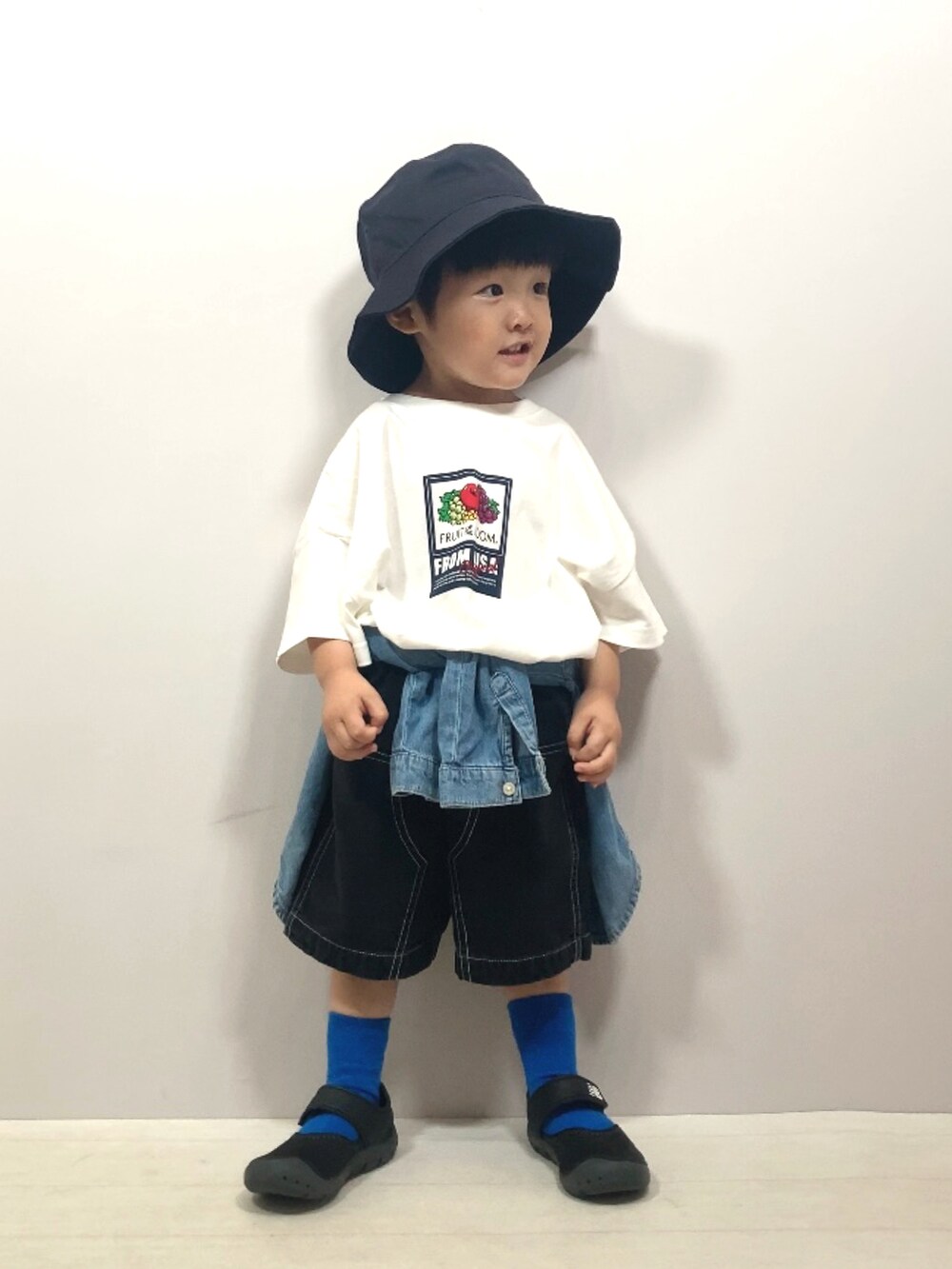 ホワイト系のTシャツ/カットソー、ブラック系のその他パンツ、ブルー系のシャツ/ブラウスを着用したキッズの夏コーディネートの2枚目の写真