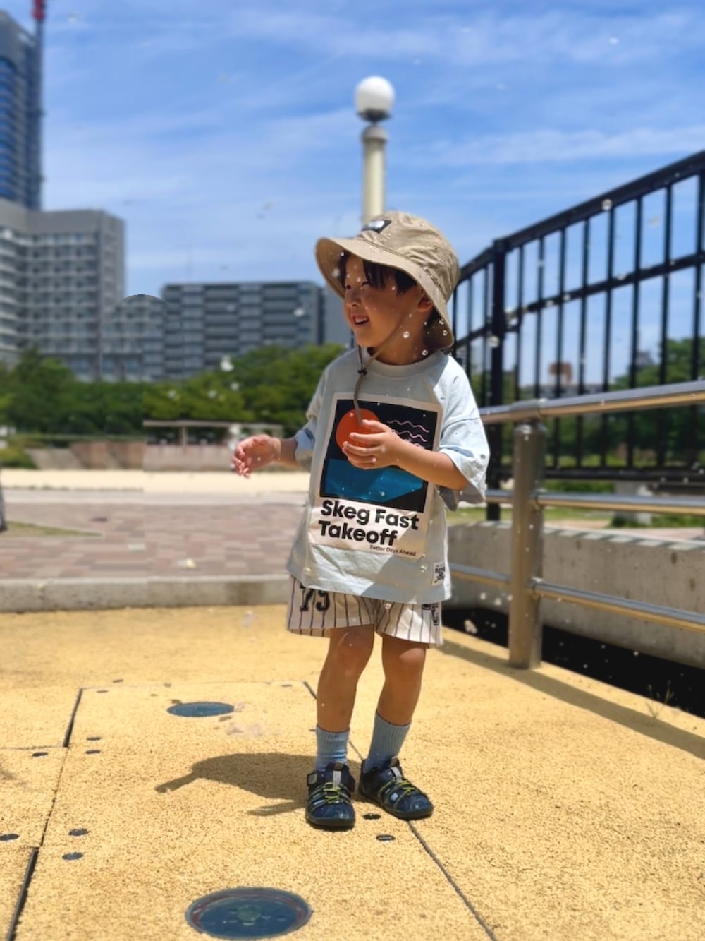 ブルー系のサンダル、ブルー系のTシャツ/カットソー、その他のその他パンツを着用したキッズの夏コーディネートの2枚目の写真