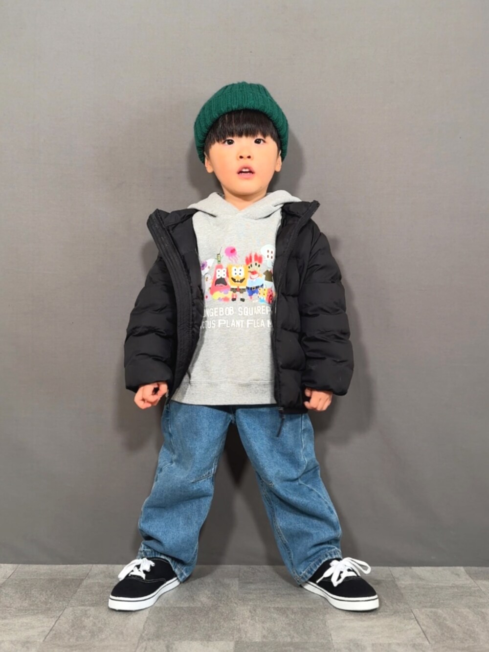 ブラック系のダウンジャケット/コート、グレー系のスウェット、ブルー系のデニムパンツを着用したキッズの冬コーディネートの3枚目の写真