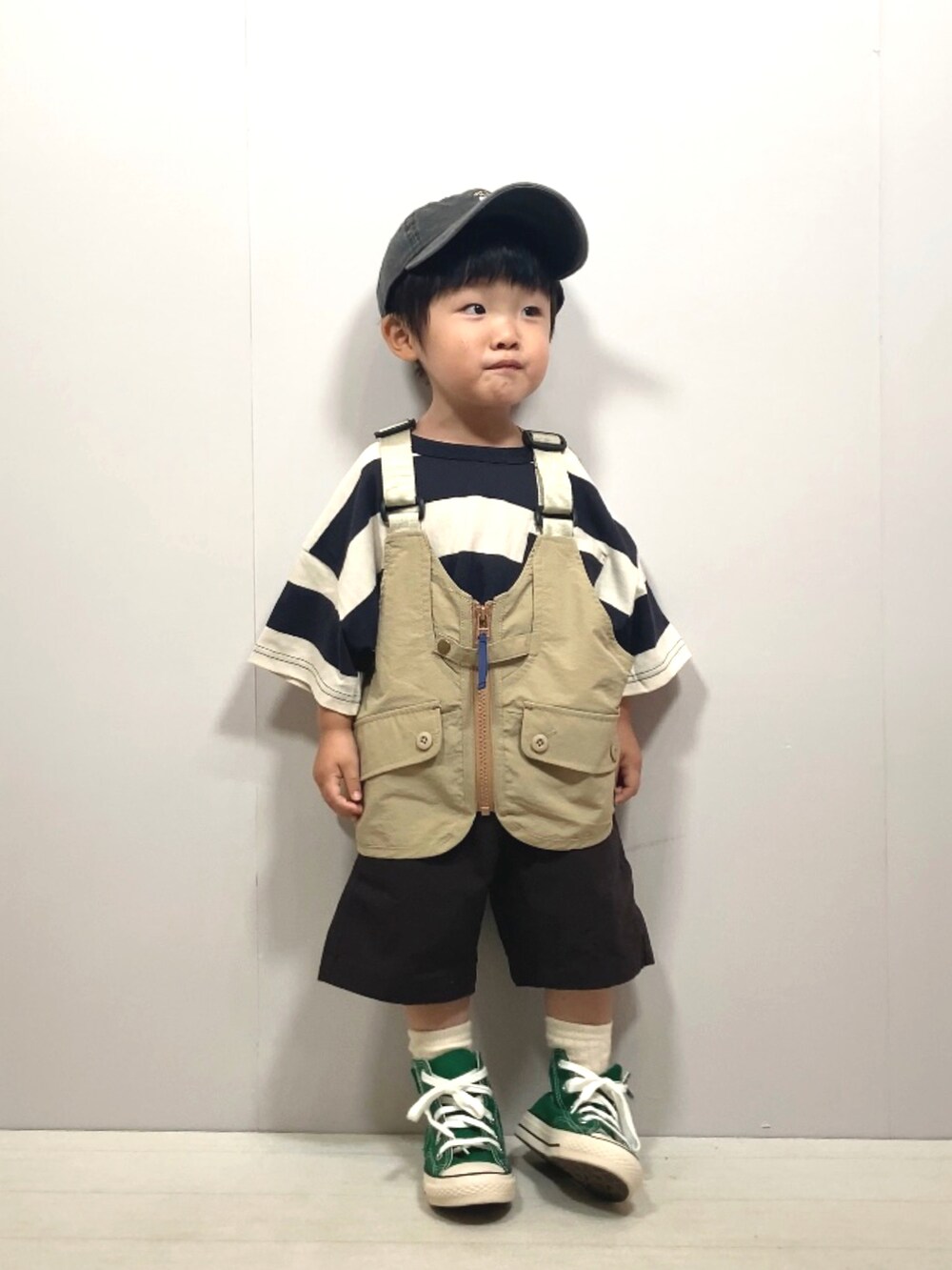 ベージュ系のベスト、グレー系のTシャツ/カットソー、ブラック系のその他パンツを着用したキッズの夏コーディネートの4枚目の写真