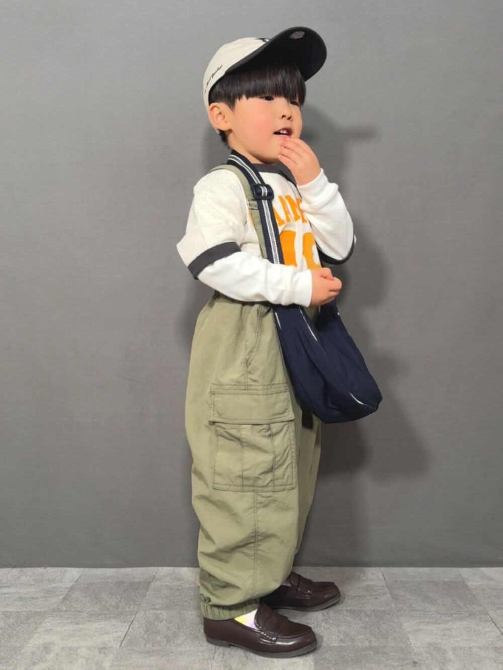 「春めき満開コーデ、春コーデ、ロンT、レイヤードスタイル、ショルダーバッグ、サロペット、ローファー、カーゴパンツ、キャップ、スポーツミックス、きれいめカジュアル」｜「Championのアイテム（Tシャツ/カットソー、ホワイト系）」を使った、YU⭐︎さん（キッズ・100cm）の春コーディネートの2枚目の写真