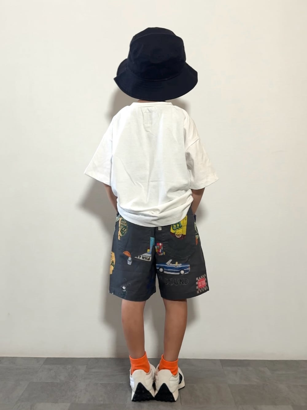 ホワイト系のTシャツ/カットソー、グレー系のその他パンツ、ホワイト系のスニーカーを着用したキッズの春コーディネートの3枚目の写真
