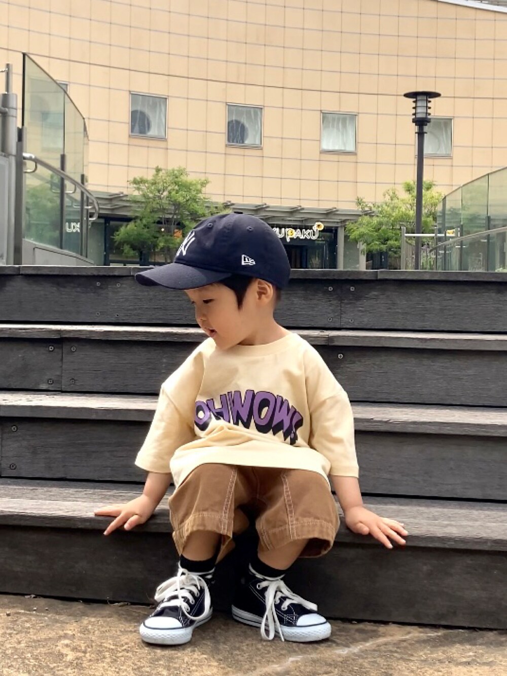 ベージュ系のTシャツ/カットソー、ブラウン系のその他パンツ、ブラック系のスニーカーを着用したキッズの夏コーディネートの4枚目の写真