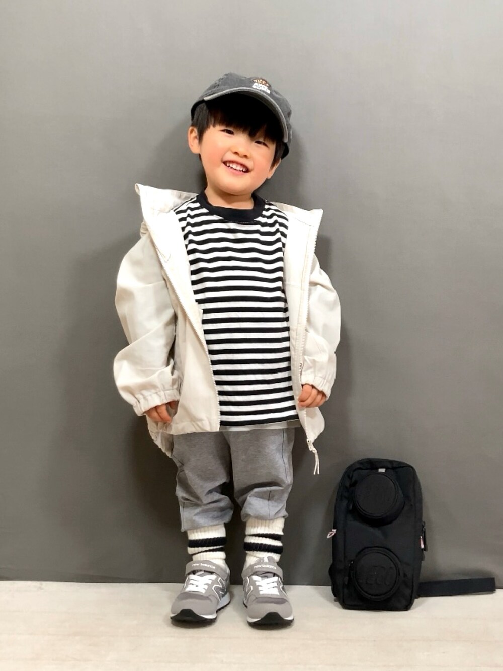 「カジュアルコーデ、ボーダー、スウェットパンツ、スニーカー、ショルダーバッグ、キャップ、モノトーン、春アウター、春コーデ、レイヤードスタイル、デートコーデ、スポーツミックス、デニム、春服みてみて、ジャケットスタイル」｜「UNIQLOのアイテム（ジャケット/アウター、ホワイト系）」を使った、YU⭐︎さん（キッズ・90cm）の冬コーディネートの2枚目の写真
