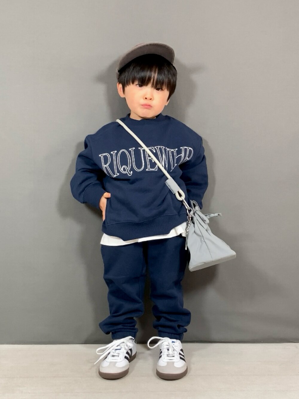 ブルー系のスウェット、ピンク系のTシャツ/カットソー、ブルー系のその他パンツを着用したキッズの春コーディネートの3枚目の写真