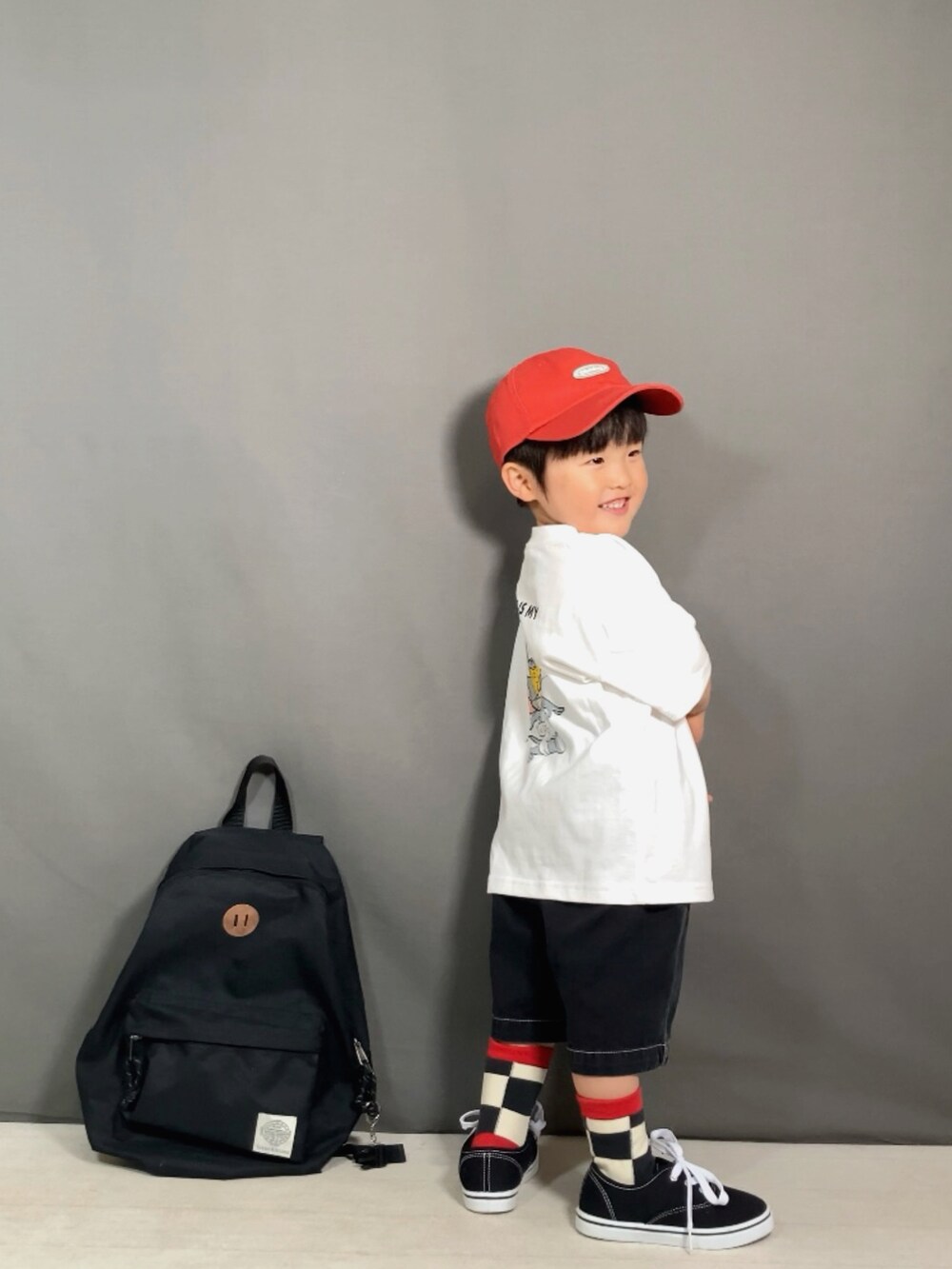 ホワイト系のTシャツ/カットソー、ブラック系のその他パンツ、ブラック系のバックパック/リュックを着用したキッズの春コーディネートの5枚目の写真