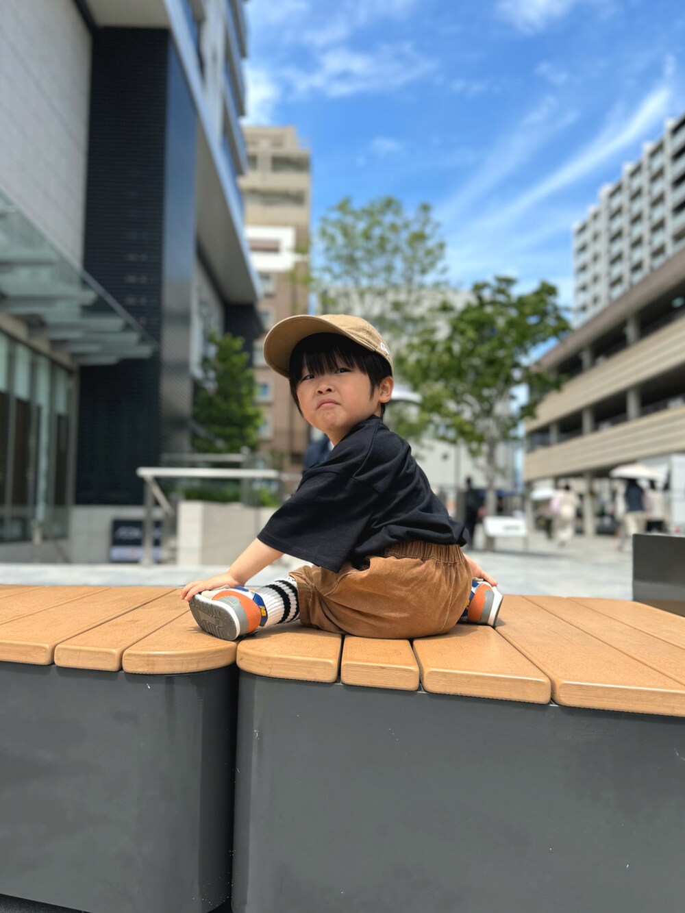 ブラック系のTシャツ/カットソー、ブラウン系のその他パンツ、その他のスニーカーを着用したキッズの夏コーディネートの4枚目の写真
